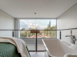 Luxo Exclusividade Conforto e Natureza @CasaVue, hotel u gradu Sera Negra