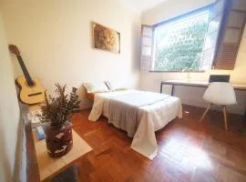 Quarto Casal com Janela Casa Caramel