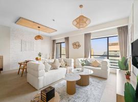 Aesthetic Beach Apartment , Sleeps 6, Pool, Gym & Waterfront Views, villa a Dubai