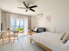 Indulge Beachfront at Dolphin Heads Resort - Lousha Bach, מלון זול בEimeo