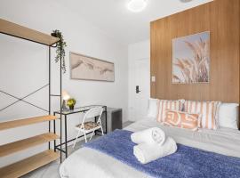 Cozy Private Double Room - Near Transport & Shops - Shared Bathroom, penzion v destinaci Bankstown