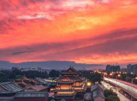 Happy Dragon Courtyard- Newly renovated with French Windows, Near Tian'AnMen Forbidden City,Lama Temple and Heaven Temple, 3minutes walk from Subway,Fluent English speaking with tourist sights tickets service ,Free coffee &laundry Service, 5 tähden hotelli Pekingissä