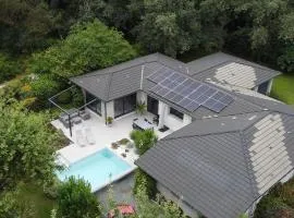 Villa piscine privée en écrin de verdure