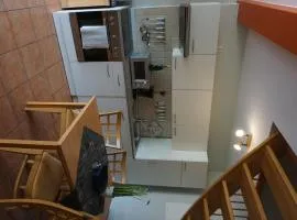 Maisonettewohnung mit Wendeltreppe zum Schlafbereich und kleiner Eingangsterrasse im Nebengebäude