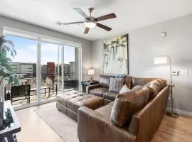 Large Luxury 2Bd 2Ba with office nook -prkg gym pool