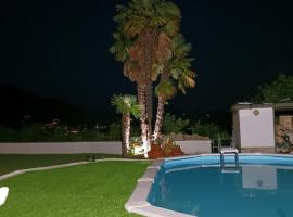 B&B La Fenice sul Lago, hotel med pool i Villongo SantʼAlessandro