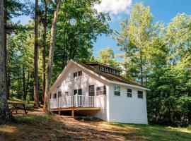 Cabin on Beautiful Arbutus Lake near Traverse City, cabin sa Traverse City