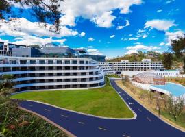 Wyndham Grand Plaza Royale Hot Springs Fenghuang, ξενοδοχείο σε Fenghuang