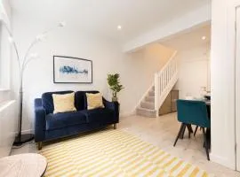 Stylish Mews House Old Town 1-BR Apartment With Parking