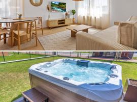 Boho Apt w Jacuzzi, Grill & Garden, отель с джакузи в городе Модра