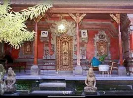 Royen Balinese Family Guest House- Traditional Batuan Homestay