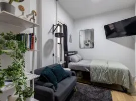 Steps from Everything - Modern Studio in Downtown's Union Square