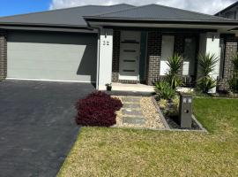 4 bedrooms beautiful home, hotel u gradu Narellan