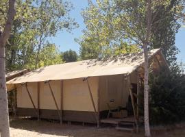 Glamping tent with bathroom - Tuscany next to sea!، فندق في فياريجيو