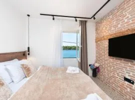 La Riva Luxury Rooms