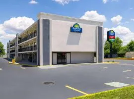 Day's Inn & Suites by Wyndham Indianapolis Airport East