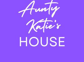 Aunty Katie's House, NI Tourist Board Certified & located on the main Oldpark Road to Belfast, with Free Continental Breakfast & Free Ultra Fast SKY internet, free SKY Sports & free SKY Cinema, Self-check in after 10pm GMT, hótel í Belfast