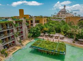 Hotel Xcaret Mexico All Parks All Fun Inclusive: Playa del Carmen'de bir otel