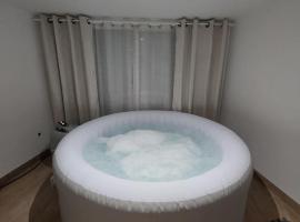 L08 Jacuzzi 5 Étoile par Villa Dengous, hôtel avec jacuzzi à Livry-Gargan