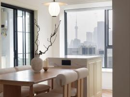 Eastern Hub - Bund Branch 3-Bedroom Near Yuyuan Garden, Nanjing Road with Shanghai Tower Views, Near Subway, апартамент в Шанхай