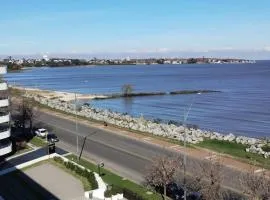 Mono ambiente frente al río, con amenities