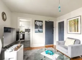 Modern 1BR Apartment - James South