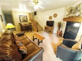 Valley Condo 109 - Chili Peppers - Creekside - WiFi - Hot Tub - Fireplace - Washer - Dryer - Playground