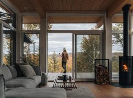 Scandi inspired chalet Mont Tremblant views and spa, khách sạn ở La Conception