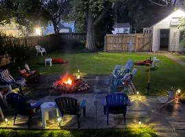 515Escape - Near slopes, private backyard, firepit, bbq, decks, fun!