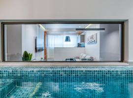 Modern Urban Oasis with Private Plunge Pool, hotel em Piraeus