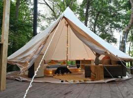 Glamping ŠumVody, hotell i Humenné