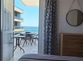 Luxury one bedroom - seafront