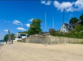 Luxurious Villa - 100 m from the Elbe beach Falkensteiner Ufer, hotel v Hamburku