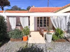 Rêve D'azur en bord de mer, studio avec piscine partagée, parking Barbecue, draps inclus à la Nartelle