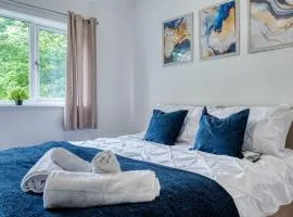 Full House, Massage Mattresses, Sleeps 6 guests, Free wifi, Free Parking, Free Netflix, Smart TV