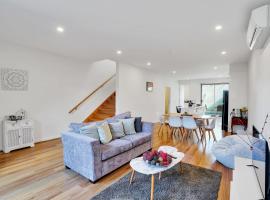 Cozy Townhouse in Werribee centre, hotel in Werribee