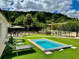 Les Villas du Lignon - Votre escapade en Ardèche avec piscine privée, בית נופש בPont-de-Labeaume