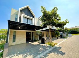 Charming 4BR House in Northwest Park, West Surabaya by Le Ciel Hospitality, hotel em Surabaya