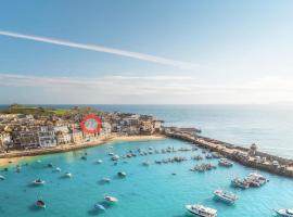 AMAZING LOCATION - "SMUGGLERS HIDE" & "SMUGGLERS CABIN" - either a 2 BEDROOM FISHERMANS COTTAGE with HARBOUR VIEW - and also a private 1 BED STUDIO - 10 Metres To Sea Front - BOOK BOTH for ENTIRE 3 BEDROOM COTTAGE - 2023 GLOBAL REFURBISHMENT AWARD WINNER, hotel a St Ives