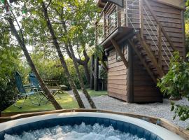 Les lucioles cabane chalet avec Jacuzzi privatif，位于普里瓦的酒店