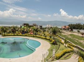 Lake house 3 bedroom Pool and hotub, hotel en San Cristóbal Zapotitlán