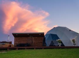 Reķi Glempings, area glamping di Dobele