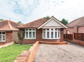 Accessible 3-bedroom bungalow with patio +driveway, hotel in Southampton