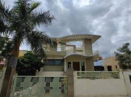 Elegant 3BHK villa, Hillside Hideaway, 10 mins from MH Bus Stand, hotell i Aurangabad