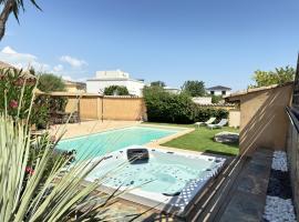 Gîte des Figuiers - 2 hébergements - piscine, jacuzzi, parking，位于罗克布伦河畔阿尔让的酒店