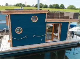 Tiny-Hausboot Irene mit Kamin und Dachterrassenlounge