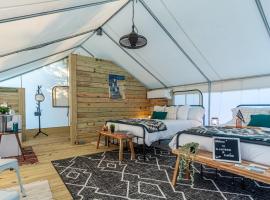 Timberline Glamping Orange Beach, hotel pantai di Gulf Shores