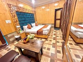 Hotel Leena Near Dal Lake، فندق في سريناغار