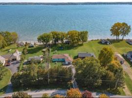 Entire Waterfront Cottage In Prince Edward County, casa de campo em Carrying Place