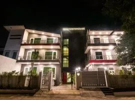 Super Townhouse Galleria Market Near Golf Course Road